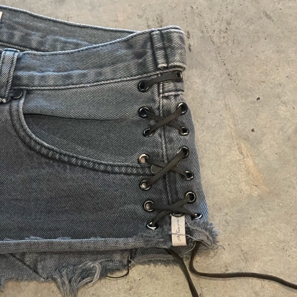 One Teaspoon Black side tie Jean shorts! 25/26 - Picture 4 of 9